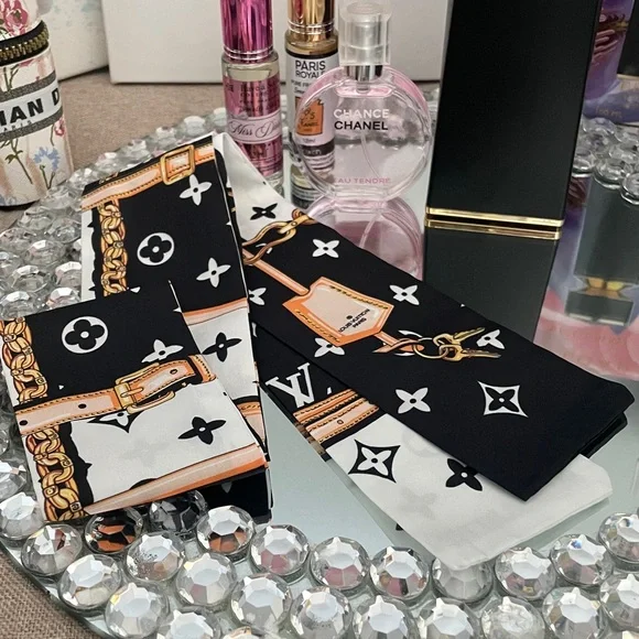 ✨🖤🤎Stunning Black and White Print Scarf with Gold Accents🤎🖤✨NEW - Picture 4 of 4